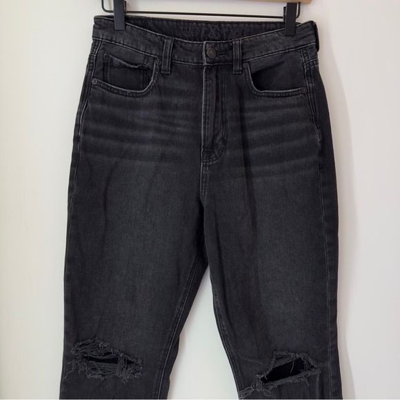 American Eagle Highest Rise Mom Jean Size 4 Regular Black Wash Distressed - Picture 3 of 5